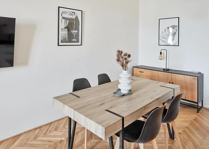 Days - One-bedroom With View Of Castle From Balcony Near Wenceslas Square Apartmán *